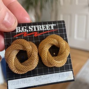 NWT vintage brand B.G. Street, gold braided woven loop earrings, 3/4 inch